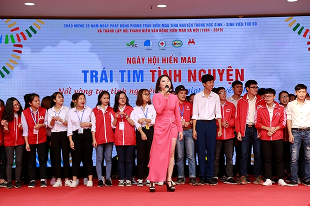 Ca sĩ Thu Hường khuấy động s&acirc;n khấu của ng&agrave;y hội