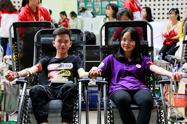 &nbsp;Nguyễn Tiến Chuy&ecirc;n (b&ecirc;n tr&aacute;i) đ&atilde; 8 lần tham gia hiến m&aacute;u rủ bạn c&ugrave;ng tham gia hiến m&aacute;u tại ng&agrave;y hội