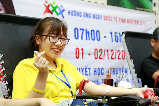 &nbsp;Sinh vi&ecirc;n Nguyễn Hải V&acirc;n rạng rỡ trong lần đầu tham gia hiến m&aacute;u