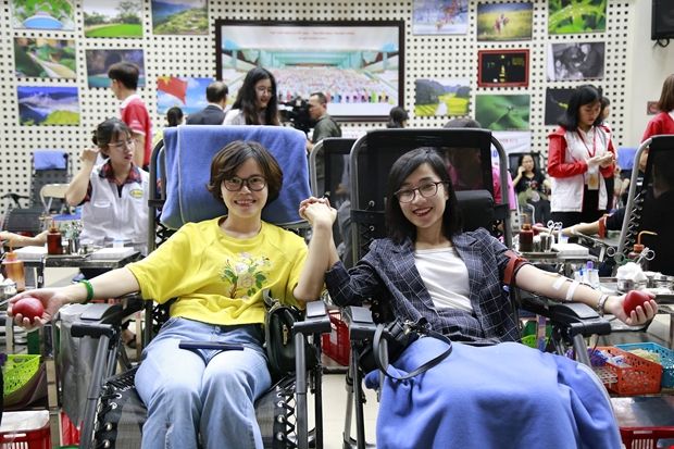 C&aacute;c ph&oacute;ng vi&ecirc;n v&agrave; quay phim đưa tin về ng&agrave;y hội cũng t&iacute;ch cực tham gia hiến m&aacute;u.