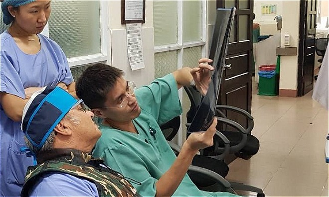 B&aacute;c sĩ Huỳnh Linh (b&ecirc;n phải) v&agrave; đồng nghiệp. Ảnh:&nbsp;NVCC