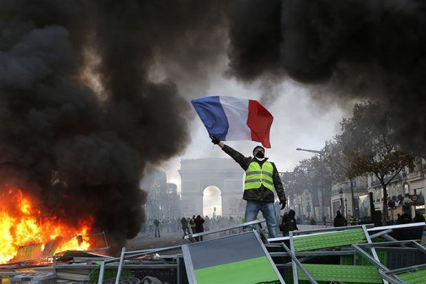 Người biểu t&igrave;nh tr&ecirc;n đại lộ Champs-&Eacute;lys&eacute;es, Paris, Ph&aacute;p, ng&agrave;y 24/11. (Nguồn: AP)