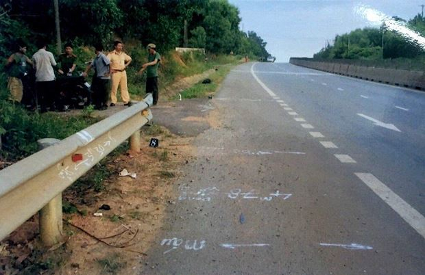 Hiện trường vụ tai nạn g&acirc;y ra c&aacute;i chết cho Phương trong qu&aacute; tr&igrave;nh bị Xuy&ecirc;n rượt đuổi