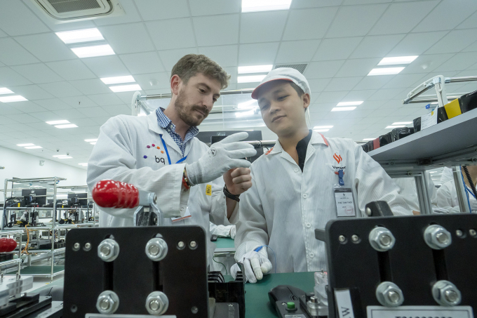 VinSmart quy tụ được đội ngũ c&aacute;c nh&agrave; khoa học v&agrave; chuy&ecirc;n gia d&agrave;y dạn kinh nghiệm từ c&aacute;c Viện nghi&ecirc;n cứu v&agrave; c&aacute;c c&ocirc;ng ty c&ocirc;ng nghệ h&agrave;ng đầu tr&ecirc;n thế giới.