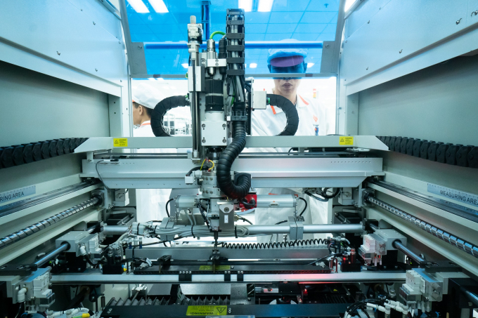 Hệ thống m&aacute;y tự động gia c&ocirc;ng c&aacute;c linh kiện điện thoại tinh vi với độ chuẩn x&aacute;c cao.