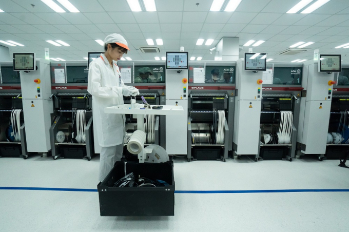 D&acirc;y truyền gắn linh kiện điện tự động tại nh&agrave; m&aacute;y Vsmart.