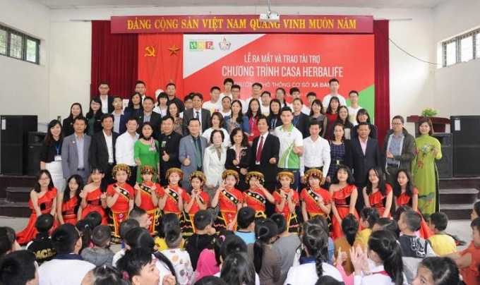 Ban Gi&aacute;m Đốc v&agrave; Th&agrave;nh Vi&ecirc;n Herbalife Việt Nam c&ugrave;ng chứng kiến lễ ra mắt Casa Herbalife X&atilde; Đ&agrave;n th&aacute;ng 10/2018