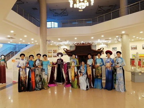 Bộ Quốc phục của nh&agrave; thiết kế Nhật Dũng tặng BTC để đấu gi&aacute; g&acirc;y quỹ từ thiện.