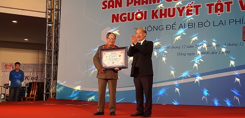 &nbsp;AHLLVT, Đại t&aacute; L&ecirc; Duy Ứng nhận Bằng Chứng nhận của Hội kỷ lục gia Việt Nam.