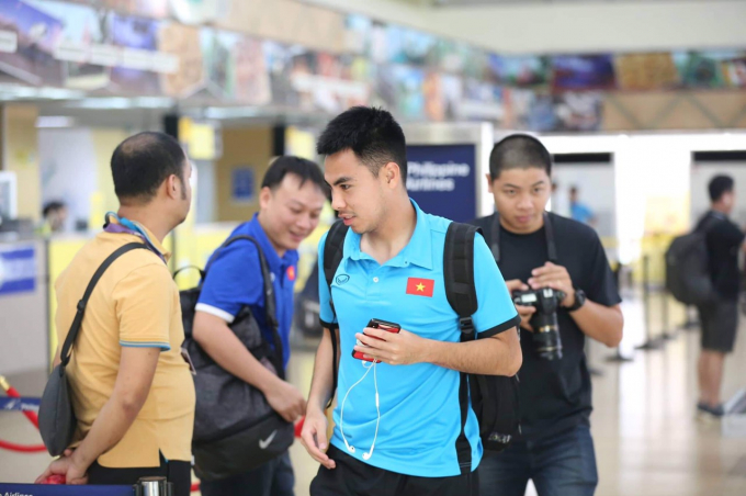 &nbsp;C&aacute;c tuyển thủ của đội b&oacute;ng đ&aacute; Quốc gia Việt Nam tại s&acirc;n bay&nbsp;Bacolod.