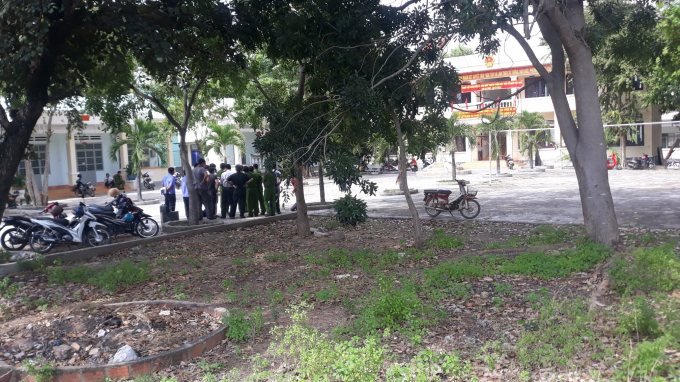 Thượng t&aacute; Trần Trọng Sơn( &aacute;o trắng đứng giữa)- Trưởng ph&ograve;ng PC45 C&ocirc;ng an tỉnh Gia Lai&nbsp;đang chỉ&nbsp;đạo&nbsp;điều tra vụ&nbsp;&aacute;n tị hiện trường