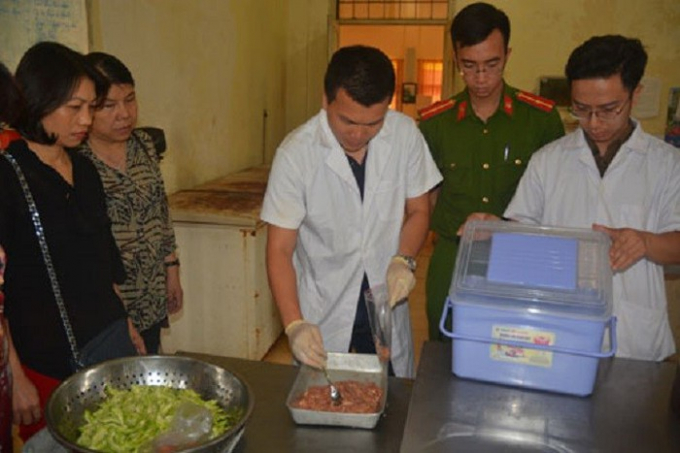 Đo&agrave;n kiểm tra li&ecirc;n ng&agrave;nh th&agrave;nh phố H&agrave; Nội lấy mẫu kiểm nghiệm nhanh tại một bếp ăn tập thể tr&ecirc;n địa b&agrave;n quận Hai B&agrave; Trưng. Ảnh: Sở y tế