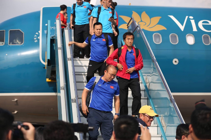 14h15 chiều nay (3/12), chuyến bay của Vietnam Airlines từ Bacolod đ&atilde; đưa đội tuyển quốc gia Việt Nam v&agrave; cổ động vi&ecirc;n hạ c&aacute;nh xuống s&acirc;n bay quốc tế Nội B&agrave;i.