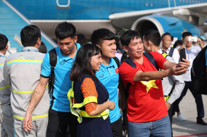 Người h&acirc;m mộ chụp ảnh c&ugrave;ng c&aacute;c tuyển thủ của đội tuyển Quốc gia Việt Nam