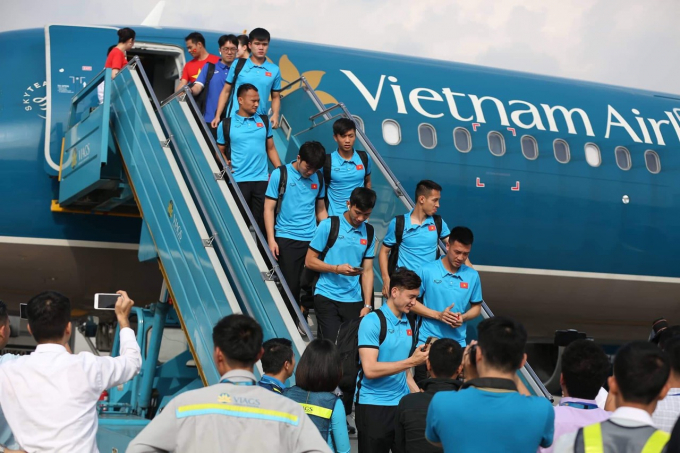 Trước đ&oacute;, Vietnam Airlines đ&atilde; bố tr&iacute; tổng cộng 03 chuyến bay thẳng từ H&agrave; Nội v&agrave; Tp. Hồ Ch&iacute; Minh đi Bacolod chở đội tuyển v&agrave; người h&acirc;m mộ sang Phillipines cổ vũ. H&atilde;ng đ&atilde; phối hợp với một số c&ocirc;ng ty du lịch x&acirc;y dựng chương tr&igrave;nh du lịch trọn g&oacute;i trong ng&agrave;y 2/12 tr&ecirc;n cơ sở kết hợp v&eacute; m&aacute;y bay của c&aacute;c chuyến bay n&agrave;y với dịch vụ lữ h&agrave;nh, gi&uacute;p c&aacute;c cổ động vi&ecirc;n thoải m&aacute;i tận hưởng kh&ocirc;ng kh&iacute; trận b&aacute;n kết lượt đi.