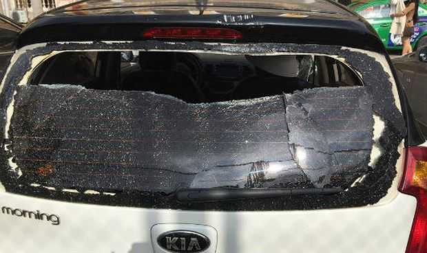 Xe nạn nh&acirc;n bị đập ph&aacute;.