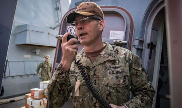Ph&oacute; Đ&ocirc; đốc Scott Stearney - Tư lệnh Hạm đội 5 của Mỹ.