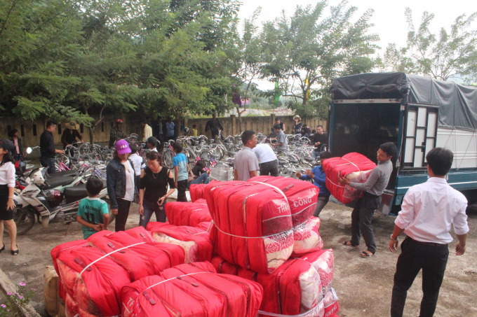 Những m&oacute;n qu&agrave; được chuyển đến c&aacute;c em v&agrave; b&agrave; con.