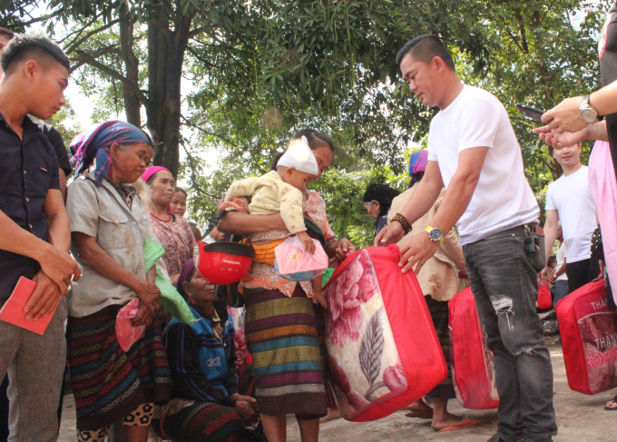 Anh Nguyễn Xu&acirc;n Hiệp đ&atilde; trao những chiếc chăn ấm tận tay cho b&agrave; con