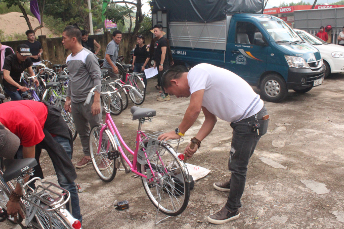 C&aacute;c nh&agrave; hảo t&acirc;m tự tay lắp r&aacute;p những chiếc xe.