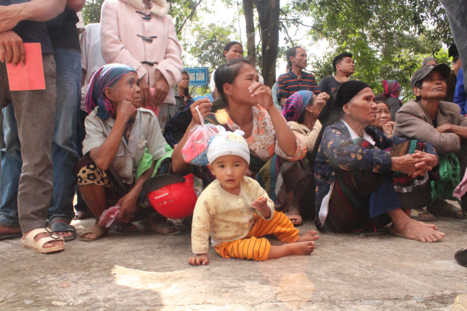 B&agrave; con đến đợi từ rất sớm để nhận qu&agrave;.