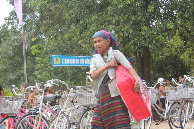 Quảng Trị: Trao tặng 50 chiếc xe đạp v&agrave; nhiều m&oacute;n gi&aacute; trị cho b&agrave; con Đakr&ocirc;ng