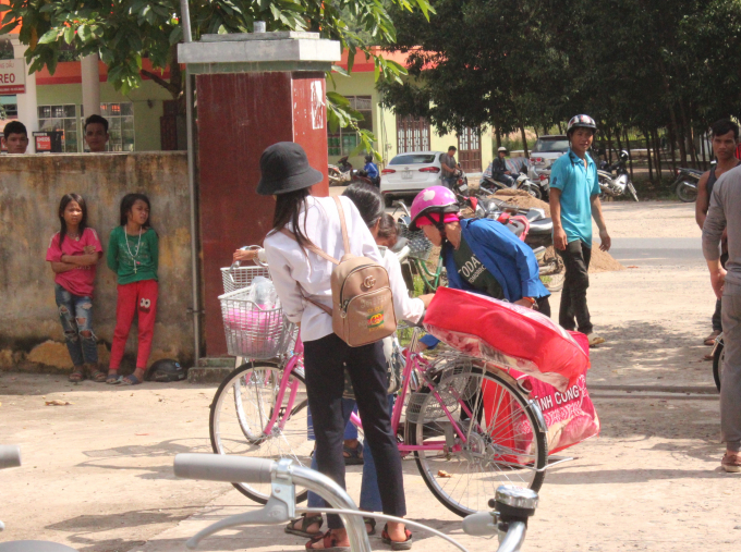 M&oacute;n qu&agrave; sẽ gi&uacute;p c&aacute;c em đến trường dễ d&agrave;ng hơn.