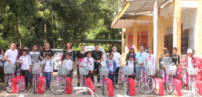 C&aacute;c nh&agrave; hảo t&acirc;m đến từ TP HCM, TP Huế tao tặng xe đạp, đ&egrave;n học v&agrave; chăn ấm cho c&aacute;c em.