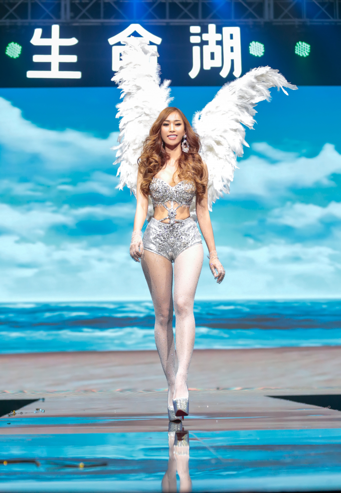 Stella Đ&agrave;o mang tới bộ bikini kh&aacute; giống với trang phục m&agrave; c&aacute;c thi&ecirc;n thần nội y tr&igrave;nh diễn tại &ldquo;Victoria&rsquo;s Secret show&rdquo;.