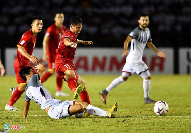 Anh Đức phải nhận 2 pha v&agrave;o b&oacute;ng rất nguy hiểm của cầu thủ Philippines.