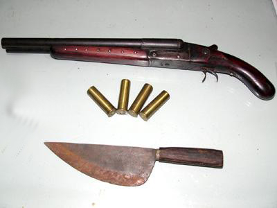 Sau khi đập đến c&aacute;i thứ 3, s&uacute;ng cướp c&ograve; khiến c&ocirc;ng Cương bị thương v&agrave;o bụng.