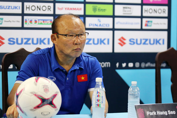 HLV Park Hang-Seo ph&aacute;t biểu tại cuộc họp b&aacute;o. (Ảnh: VFF)