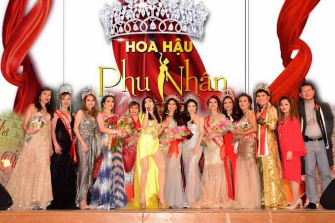 Ca sĩ Hạ Vy c&ugrave;ng c&aacute;c hoa hậu phu nh&acirc;n nh&acirc;n &aacute;i 2018.