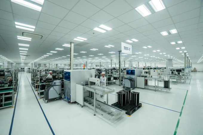 Nh&agrave; m&aacute;y VinSmart được x&acirc;y dựng trong khu tổ hợp sản xuất Đ&igrave;nh Vũ (C&aacute;t Hải, Hải Ph&ograve;ng). C&ocirc;ng suất l&ecirc;n tới 5 triệu m&aacute;y/năm với c&aacute;c sản phẩm điện tử ti&ecirc;u d&ugrave;ng như điện thoại di động, c&aacute;c thiết bị kết nối Internet Of Things - iOT, m&aacute;y t&iacute;nh x&aacute;ch tay. To&agrave;n bộ nh&agrave; xưởng được thiết kế v&agrave; thi c&ocirc;ng theo ti&ecirc;u chuẩn quốc tế IPC-A-610 - ti&ecirc;u chuẩn quốc tế d&agrave;nh cho c&aacute;c nh&agrave; m&aacute;y sản xuất sản phẩm điện tử