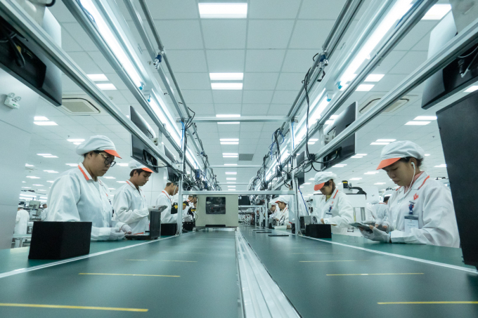 Với triết l&yacute; Sản phẩm tốt &ndash; Khuyến m&atilde;i tốt &ndash; Hậu m&atilde;i cực tốt v&agrave; c&oacute; sự hậu thuẫn mạnh mẽ từ VinGroup, c&aacute;c sản phẩm Vsmart sẽ c&oacute; lợi thế cạnh tranh đ&aacute;ng kể tr&ecirc;n thị trường. Đồng thời việc ho&agrave;n thiện v&agrave; ra mắt 4 d&ograve;ng điện thoại th&ocirc;ng minh trong v&ograve;ng chưa đầy 6 th&aacute;ng gia nhập lĩnh vực n&agrave;y thể hiện nỗ lực v&agrave; quyết t&acirc;m cao của Vingroup khi tham gia v&agrave;o lĩnh vực c&ocirc;ng nghiệp &ndash; c&ocirc;ng nghệ.