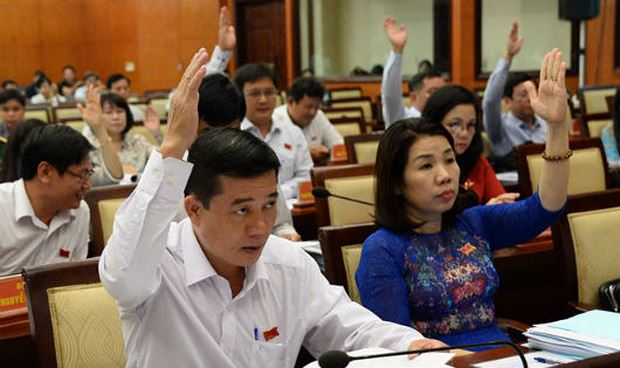 Đại biểu th&ocirc;ng qua danh s&aacute;ch 30 c&aacute;n bộ chủ chốt của TP HCM được lấy phiếu t&iacute;n nhiệm. Ảnh Thanh Ni&ecirc;n.