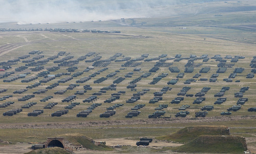 Kh&iacute; t&agrave;i tập trung ở thao trường Nga trước cuộc tập trận Vostok-2018. Ảnh:&nbsp;TASS.