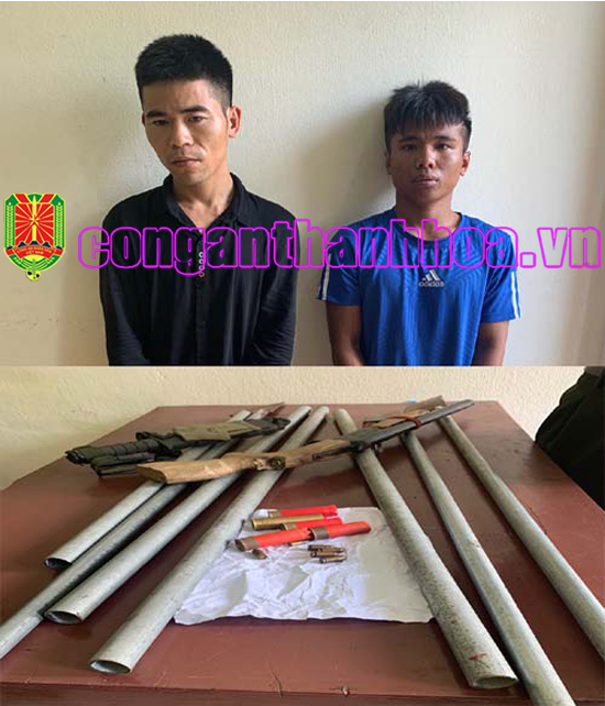 Hai đối tượng Nguyễn Văn Thảo (&aacute;o xanh), Nguyễn Văn T&ugrave;ng v&agrave; tang vật vụ &aacute;n. (Ảnh: C&ocirc;ng an Thanh H&oacute;a)