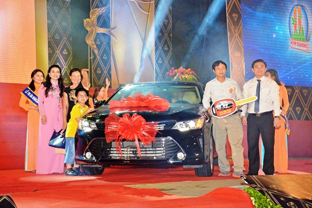 Kh&aacute;ch h&agrave;ng tr&uacute;ng thưởng &ocirc; t&ocirc; do Kim Oanh Real tri &acirc;n năm 2017.