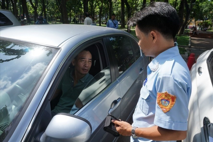 TPHCM thất tho&aacute;t tới 84% ph&iacute; đỗ xe &ocirc; t&ocirc; dưới l&ograve;ng đường. Ảnh: M.Q
