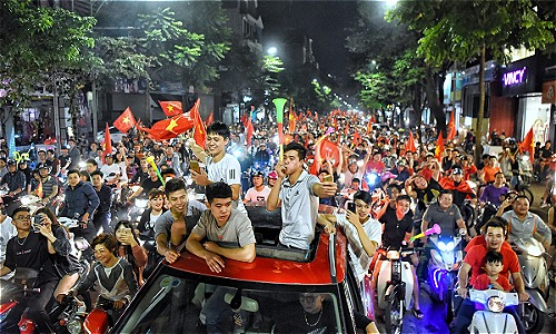 Cổ động vi&ecirc;n ăn mừng khi đội Việt Nam thắng Philippines&nbsp;h&ocirc;m 2/12.&nbsp;Ảnh: Giang Huy