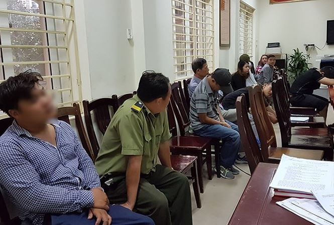 H&agrave;ng loạt phe v&eacute; tại cơ quan c&ocirc;ng an.