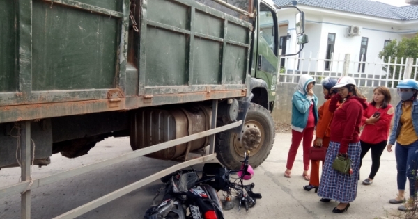 Thừa Thiên Huế: 2 học sinh thoát chết sau va chạm giao thông với xe tải