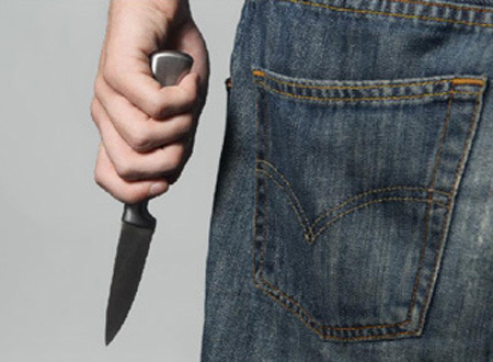 Khi can ngăn đ&aacute;nh nhau anh Ph đ&atilde; bị Giang d&ugrave;ng giao đ&acirc;m 2 nh&aacute;t dẫn đến tử vong (ảnh minh họa).