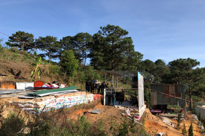 Th&aacute;o dỡ nh&agrave; x&acirc;y dựng tr&aacute;i ph&eacute;p canh ngh&atilde;i trang.