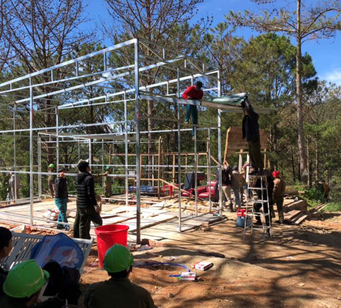 C&aacute;c hộ d&acirc;n tự th&aacute;o dỡ nh&agrave; x&acirc;y dựng tr&aacute;i ph&eacute;p tr&ecirc;n đất rừng.