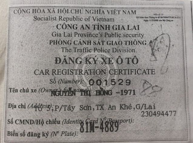 Giấy tờ chiếc xe bị chiếm giữ&nbsp;đứng t&ecirc;n b&agrave; Hồng.