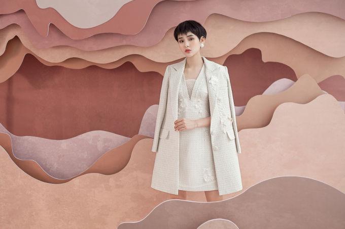 Hiền Hồ y&ecirc;u th&iacute;ch gam m&agrave;u trắng bởi n&oacute; t&ocirc;n l&agrave;n da trắng của c&ocirc;. Lớp lưới xuy&ecirc;n thấu gi&uacute;p phần cổ chữ V xẻ s&acirc;u tr&ocirc;ng gợi cảm m&agrave; vẫn thanh lịch.