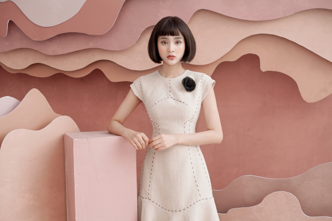 Những đường đột chỉ viền quanh eo v&agrave; ch&acirc;n v&aacute;y đu&ocirc;i c&aacute; t&ocirc;n l&ecirc;n v&oacute;c d&aacute;ng của Hiền Hồ. Hoa c&agrave;i m&agrave;u đen gi&uacute;p c&ocirc; th&ecirc;m điệu đ&agrave; v&agrave; ngọt ng&agrave;o.