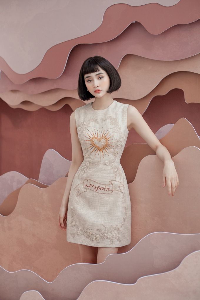 C&aacute;c phom d&aacute;ng đơn giản như v&aacute;y chữ A hoặc v&aacute;y cocktail kh&ocirc;ng nh&agrave;m ch&aacute;n nhờ phần hoa ren tinh xảo v&agrave; hoạt tiết đ&aacute;, cườm được đ&iacute;nh kết cầu kỳ.&nbsp;